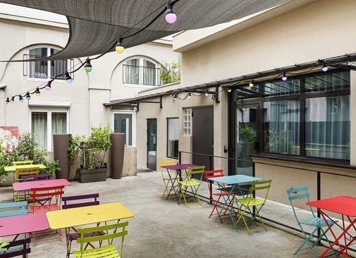 Terrasse privée avec mobilier d'extérieur à l'Hôtel Greet Lyon Confluence, présentée par Alfred